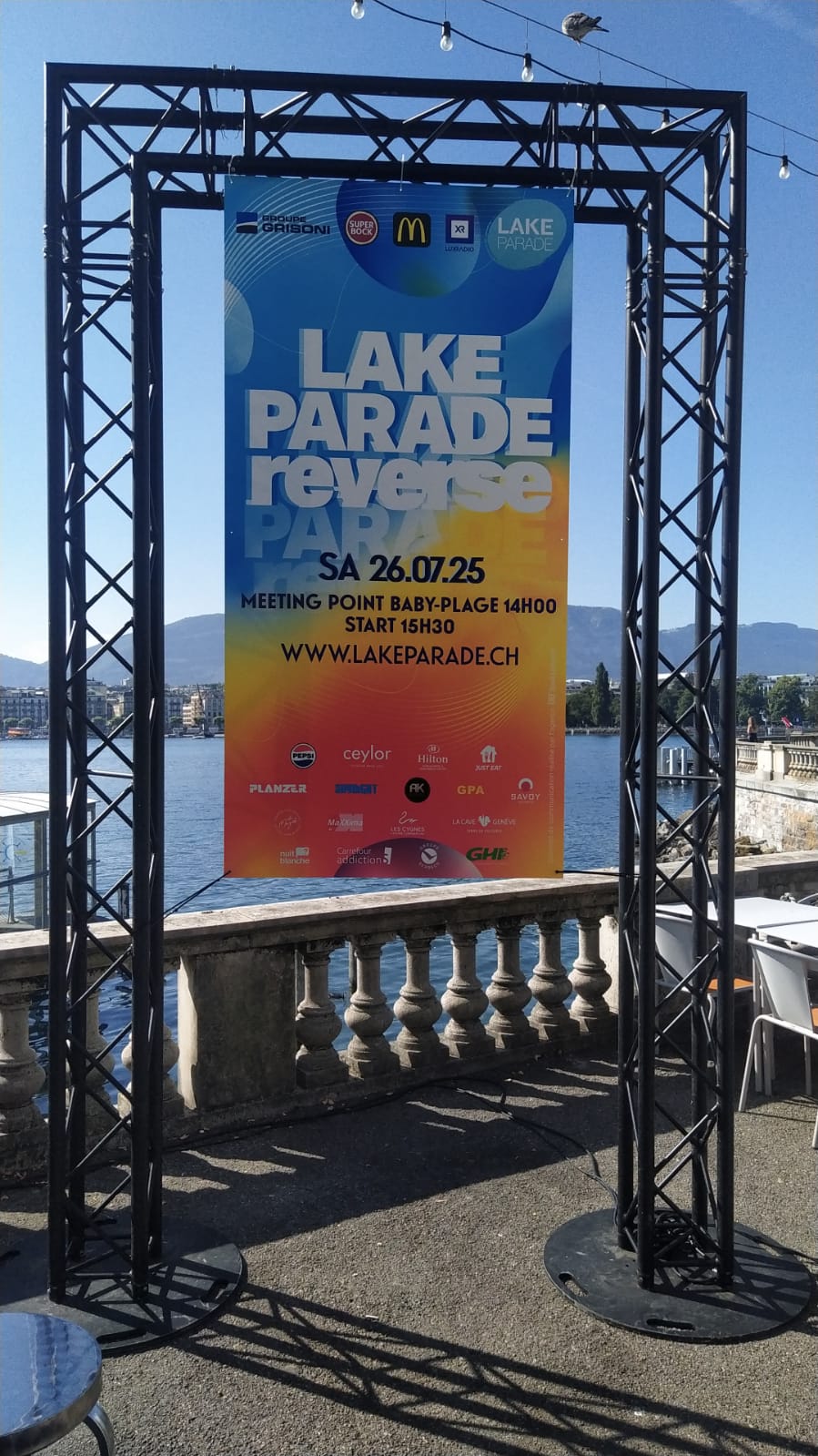 Affiche Lake Parade 2025 installée face au lac