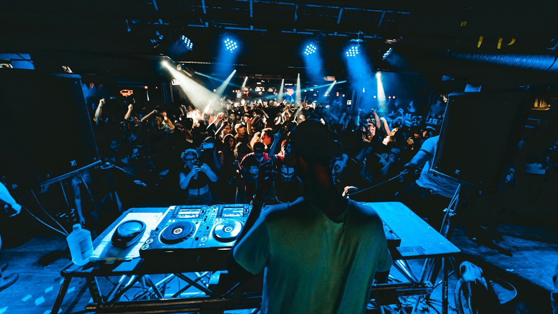DJ face à une foule pendant une nuit électronique