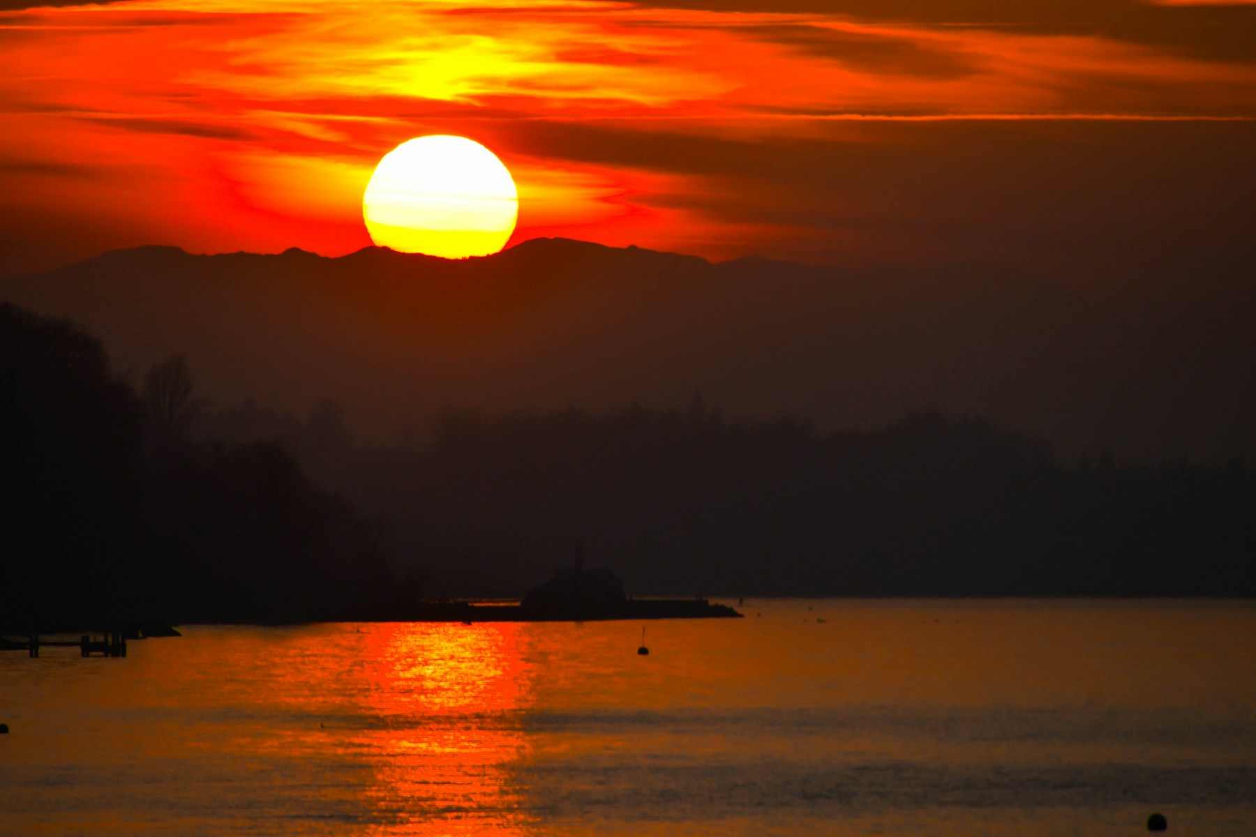 Coucher de soleil orange sur le lac Léman